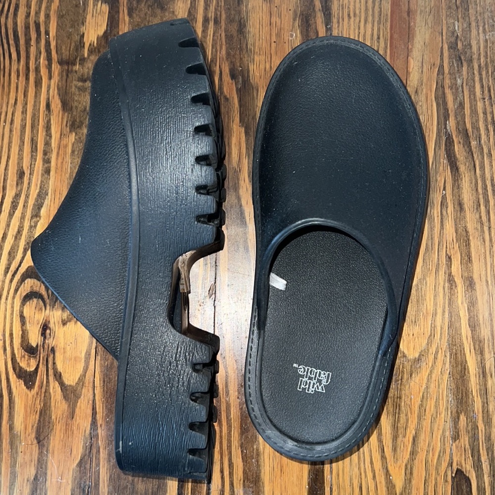 Lugged platform clogs - Picture 3 of 6